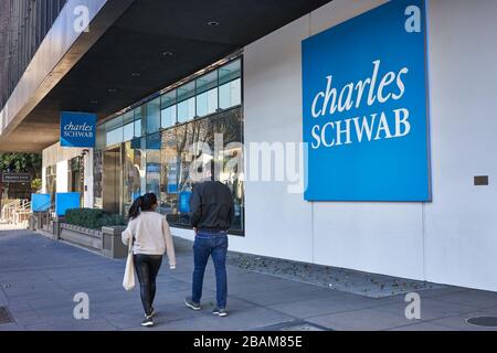 Das Charles Schwab Logo ist am 9. Februar 2020 in einer Niederlassung der amerikanischen Bank und Börsenmakler Charles Schwab Corporation in San Francisco zu sehen. Stockfoto