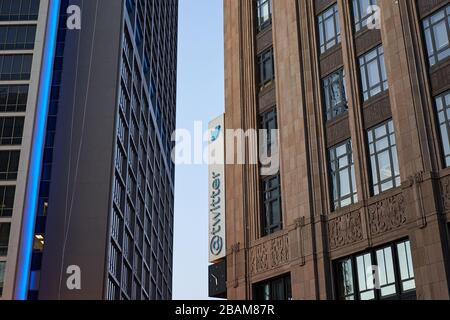 Der amerikanische Microblogging- und Social Networking-Service-Konzern Twitter's Headquarters in San Francisco, Kalifornien, am Abend. Stockfoto