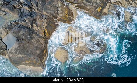 Top View Luftbild von fliegenden Inseldrachen, türkisblaues Meer. Urlaubskonzept. Stockfoto