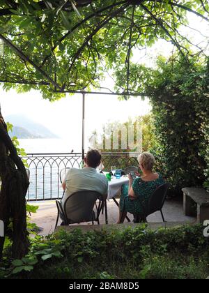 Terrasse am See, historisches Zentrum, Varenna, Comer See, Lombardei, Italien, Europa Stockfoto