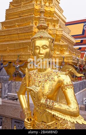 Golden Kinnara Statue die Bildung eines Wai Geste im Wat Phra Kaew Tempel, Bangkok, Thailand Stockfoto