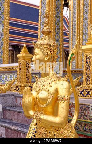 Golden Kinnara Statue die Bildung eines Wai Geste im Wat Phra Kaew Tempel, Bangkok, Thailand Stockfoto