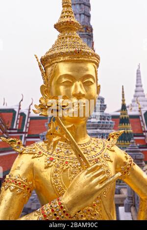 Golden Kinnara Statue die Bildung eines Wai Geste im Wat Phra Kaew Tempel, Bangkok, Thailand Stockfoto