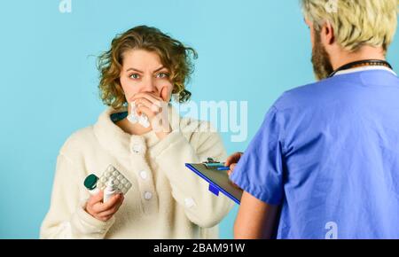 Diagnosekonzept. Bitten Sie um Beschwerden. Medizinische Behandlung. Symptome einer Virusinfektion. Medizinische Hilfe. Tests und Bestrahlung verschreiben. Arbeiten Sie mit kranken Patienten. Krankengeschichte. Arzt kommuniziert mit Frau. Stockfoto
