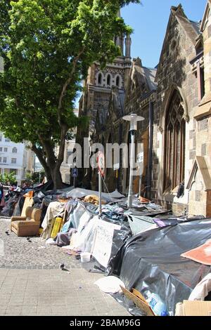 Kapstadt, Südafrika, Afrika - 18. Februar 2020: Zelte von Flüchtlingen, die rund um die Central Methodist Mission Church auf dem Greenmarket Square campen. Stockfoto