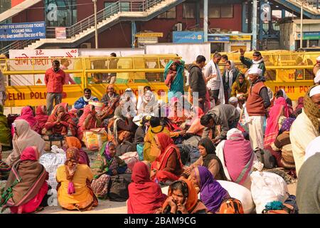 Indische Menschenmenge, die am Hauptbahnhof von Neu-Delhi wartet Stockfoto