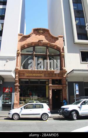 Alte und neue Gebäude im Stadtzentrum von Kapstadt, Südafrika, Afrika. An der Long Street, wo sich historische und moderne Gebäude treffen. Stockfoto