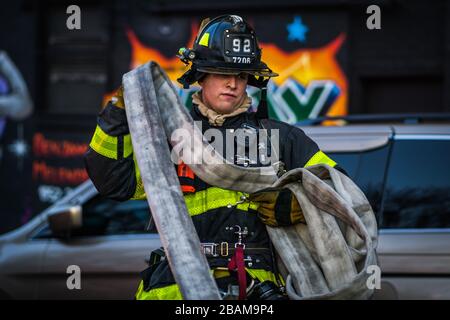 Ein 3-facher Alarm bricht durch den letzten Stock von Apt 6E und breitet sich schnell auf den Kakerlappen in der Bronx aus. Stockfoto