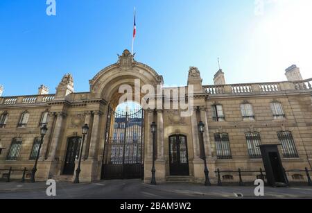 Blick auf Eingang Tor der Elysee Palace von der Rue du Faubourg Saint-Honoré. Elysee Palace - offizielle Residenz des Präsidenten der Französischen Republik Stockfoto