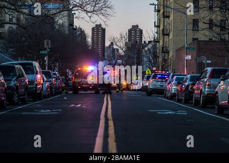 Ein 3-facher Alarm bricht durch den letzten Stock von Apt 6E und breitet sich schnell auf den Kakerlappen in der Bronx aus. Stockfoto