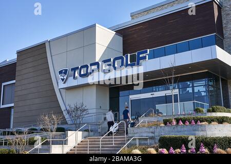 Golfer betreten am Freitag, den 21. Februar 2020, eine Niederlassung der Driving-Range-Kette des Sportunterhaltungsunternehmens Topgolf International in Hillsboro, Oregon. Stockfoto