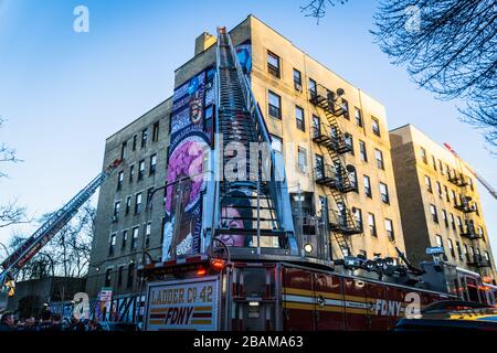 Ein 3-facher Alarm bricht durch den letzten Stock von Apt 6E und breitet sich schnell auf den Kakerlappen in der Bronx aus. Stockfoto