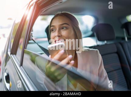 Junge Frau im Taxi Stockfoto