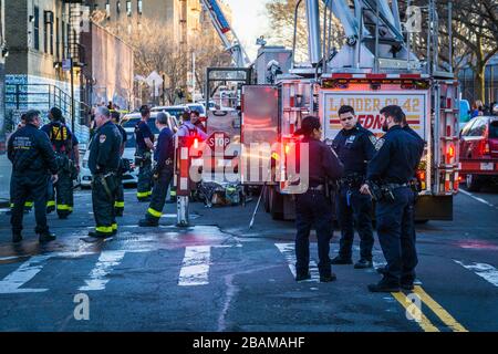 Ein 3-facher Alarm bricht durch den letzten Stock von Apt 6E und breitet sich schnell auf den Kakerlappen in der Bronx aus. Stockfoto