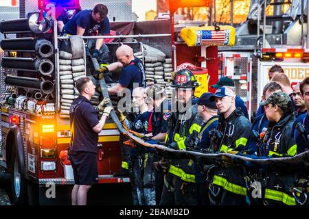 Ein 3-facher Alarm bricht durch den letzten Stock von Apt 6E und breitet sich schnell auf den Kakerlappen in der Bronx aus. Stockfoto