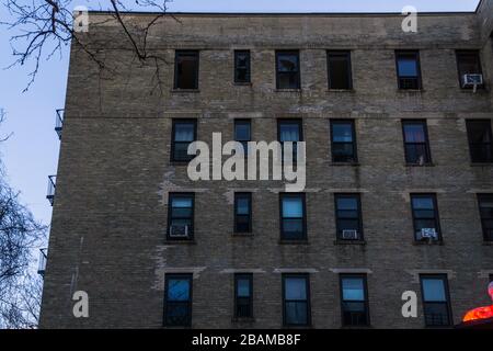 Ein 3-facher Alarm bricht durch den letzten Stock von Apt 6E und breitet sich schnell auf den Kakerlappen in der Bronx aus. Stockfoto