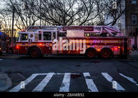 Ein 3-facher Alarm bricht durch den letzten Stock von Apt 6E und breitet sich schnell auf den Kakerlappen in der Bronx aus. Stockfoto