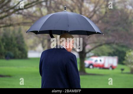 Washington, DC, USA. März 2020. Präsident der Vereinigten Staaten Donald J. Trump geht am Samstag, 28. März 2020, zur Marine One auf dem South Lawn des Weißen Hauses in Washington, DC, USA. Präsident Donald Trump geht zur Marinestation Norfolk, um den USNS-TROST für die Bereitstellung nach New York City zu senden, um auf die schnelle Ausbreitung des Coronavirus zu reagieren. Kredit: Tasos Katopodis/Pool über CNP weltweite Nutzung Credit: Dpa/Alamy Live News Stockfoto