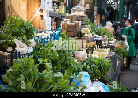 London, Großbritannien - 12. März 2020, Verkauf von frischen Kräutern und Gemüse auf dem Borough Market Stockfoto