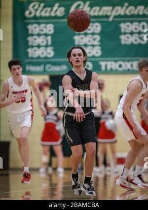 Basketball-Action mit Kuna gegen Moskau High School in Boise, Idaho. Stockfoto