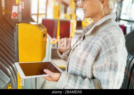 Seniorin im Bus Stockfoto