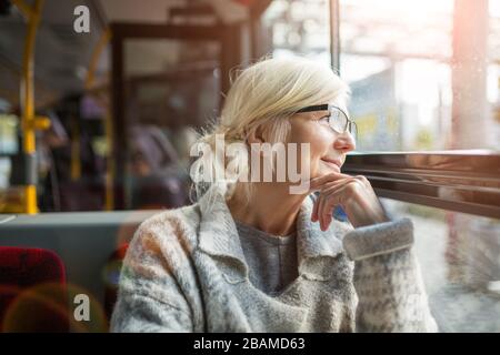 Seniorin im Bus Stockfoto