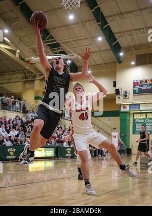 Basketball-Action mit Kuna gegen Moskau High School in Boise, Idaho. Stockfoto