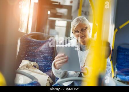 Seniorin im Bus Stockfoto