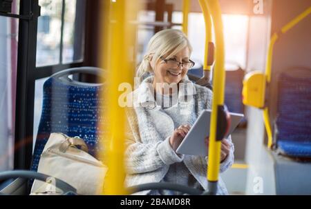 Seniorin im Bus Stockfoto