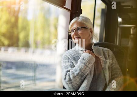 Seniorin im Bus Stockfoto