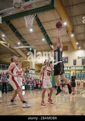 Basketball-Action mit Kuna gegen Moskau High School in Boise, Idaho. Stockfoto