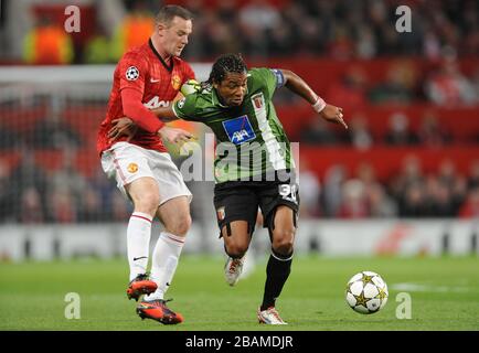 Wayne Rooney (links) von Manchester United und Bragas Alan kämpfen um den Ball Stockfoto