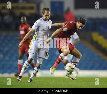 Leeds Uniteds Luke Varney (links) und der Lawrie Wilson (rechts) von Charlton Athletic kämpfen um den Ball Stockfoto