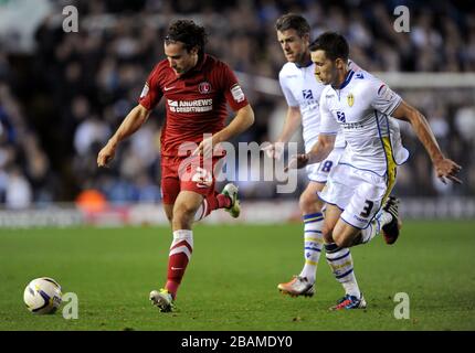 Lawrie Wilson (links) von Charlton Athletic wird von Michael Tonge (Mitte) von Leeds United und Adam Drury (rechts) verfolgt. Stockfoto