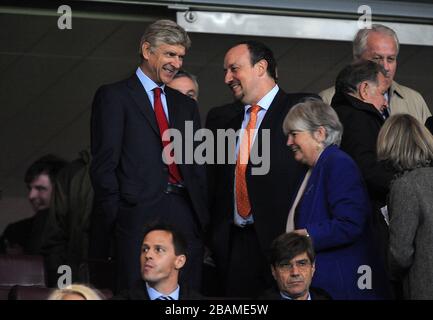 Arsenal-Manager Arsene Wenger (links) mit Rafael Benitez auf der Tribüne vor dem Anpfiff Stockfoto