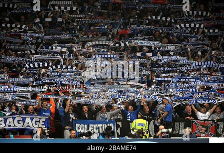 Schalke 04-Fans zeigen auf der Tribüne ihre Unterstützung Stockfoto