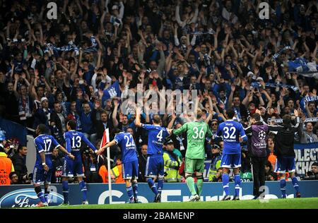 Schalke 04-Spieler feiern nach dem Spiel vor ihren Fans Stockfoto