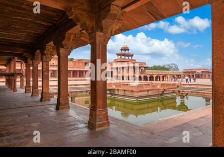 Fatehpur Sikri. Der ornamentale Pool mit Blick auf Panch Mahal, Fatehpur Sikri, Agra District, Uttar Pradesh, Indien Stockfoto