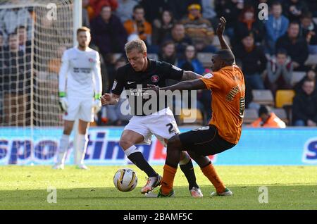 Sylvan Ebanks-Blake (rechts) und Chris Solly (links) von Charlton Athletic kämpfen die Wolverhampton Wanderers um den Ball Stockfoto