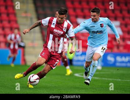 Cheltenham Town's Marlon Pack (links) und Arron Davis (rechts) von Exeter City im Einsatz Stockfoto