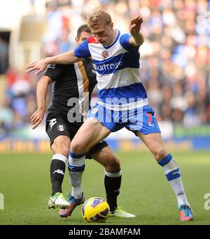 Lesens Pavel Pogrebnyak (rechts) und Fulhams Aaron Hughes (links) kämpfen um den Ball Stockfoto
