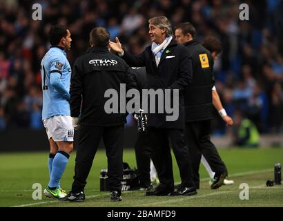 Manchesters Manager Roberto Mancini gibt Carlos Tevez Anweisungen Stockfoto