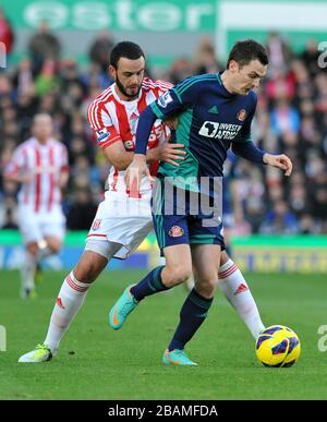 Marc Wilson (links) von Stoke City hält Adam Johnson von Sunderland (rechts) in Aktion Stockfoto