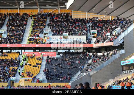 Allgemeiner Blick auf die Fans von Charton Athletic auf der Auswärtsseite Stockfoto