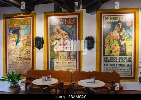 Innenbereich Bodego-Bar El Pimpi. Feria oder faire Plakate aus dem frühen 20. Jahrhundert. Málaga, Costa del Sol, Provinz Málaga, Andalusien, Südspanien. Stockfoto