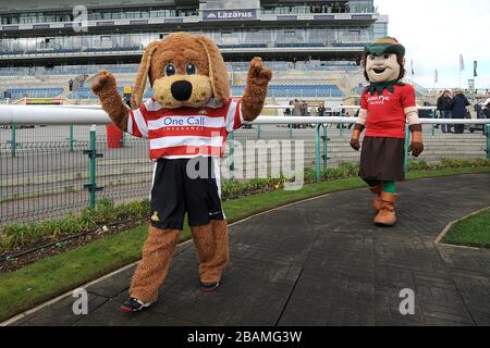 Doncaster Rovers Maskottchen Donny The Dog und Nottingham Forest Maskottchen Robin Hood (rechts) im Paradering vor dem Maskottchen-Rennen der Football League zur Unterstützung von Prostatakrebs UK. Stockfoto