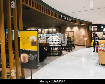 Athen, Griechenland - Februar, 11 2020: Ein Starbucks Café in der Abflughalle des Athener internationalen Flughafens Eleftherios Venizelos. Starbucks Stockfoto