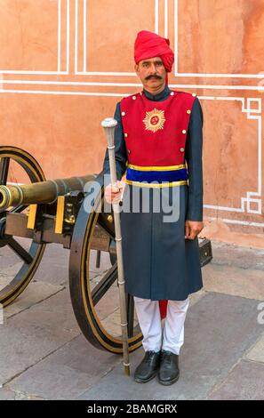 Wache im traditionellen Kleid im Stadtpalast, Altstadt, Jaipur, Rajasthan, Indien Stockfoto