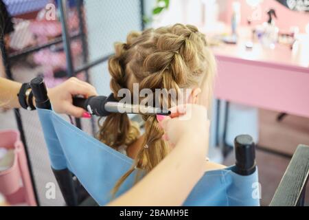 Friseurdienste. Haarschnitt. Haarstyling. Friseursalon für Kinder Stockfoto