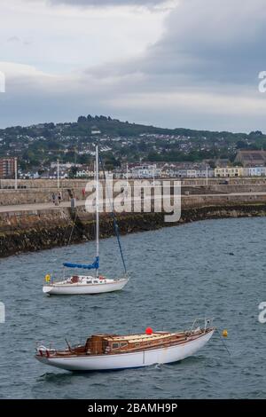 Luftansicht von Segelbooten, Schiffen und Yachten im Hafen von Dun Laoghaire, Irland Stockfoto